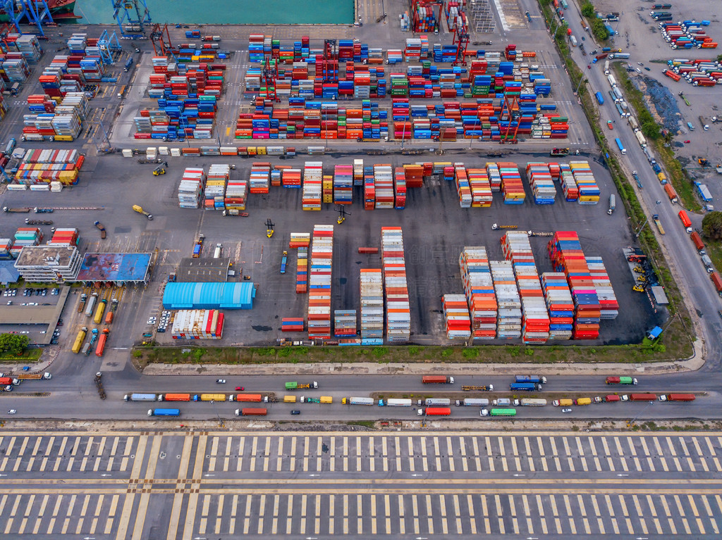城市进出口业务和物流国际货物中集装箱货船的空中俯视图。在泰国春武里府林查班用起重机运送到港口