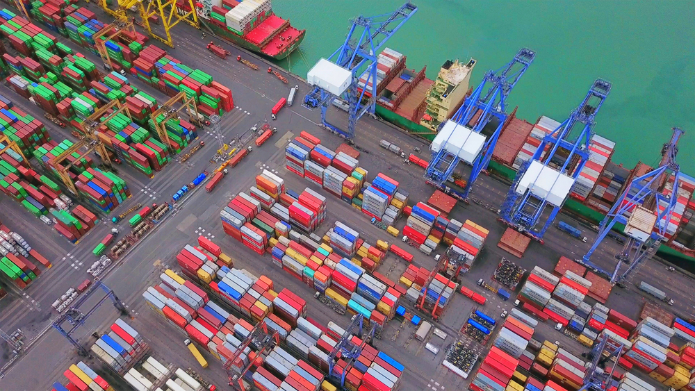 城市进出口业务和物流国际货物中集装箱货船的空中俯视图在泰国春武里府林查班用起重机运送到港口