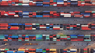 城市进出口业务和物流国际货物中集装箱货船的空中俯视图。用起重机将货物运送到港口。